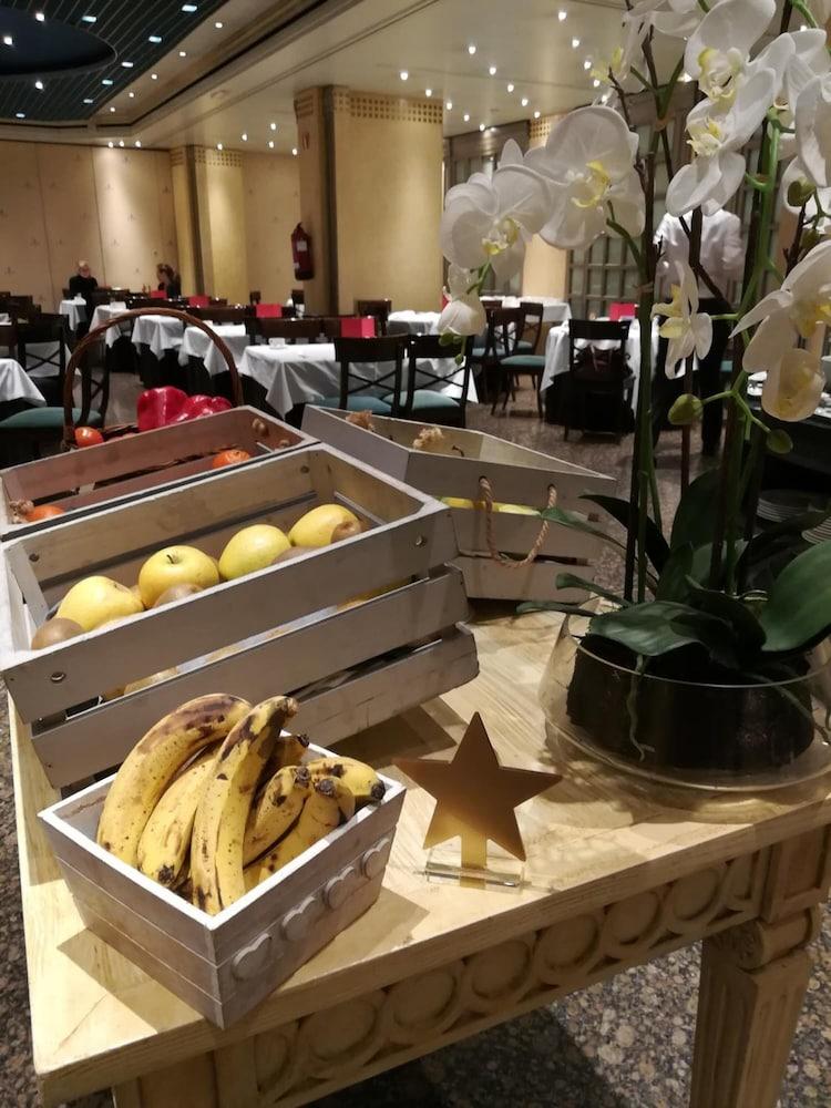 Hotel Palafox Zaragoza Eksteriør bilde Fruit at a buffet