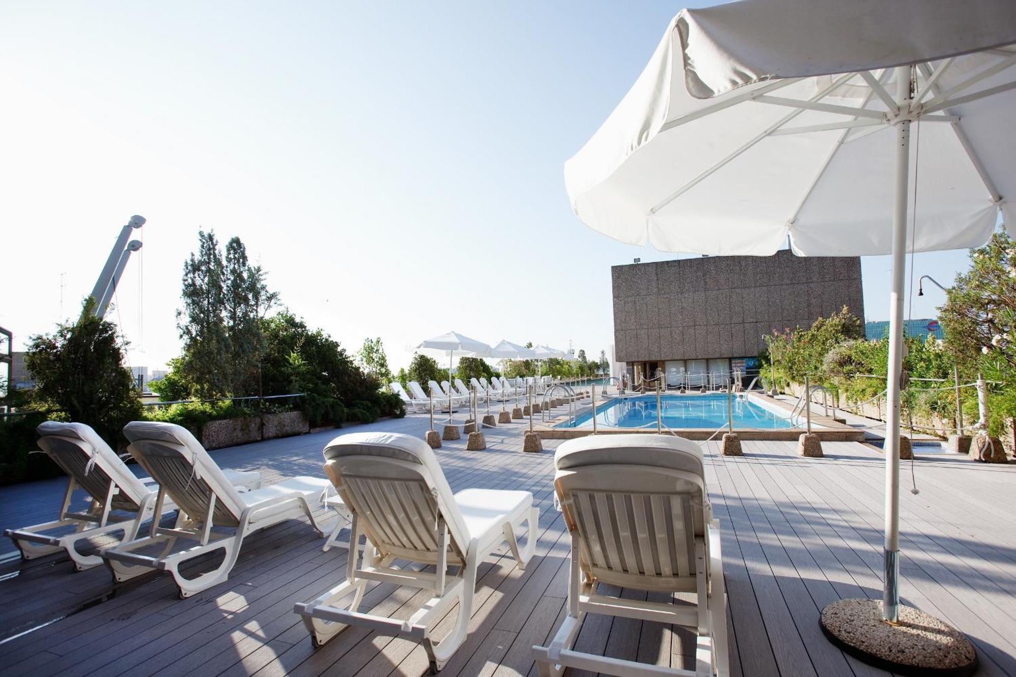 Hotel Palafox Zaragoza Fasiliteter bilde The rooftop pool at the hotel