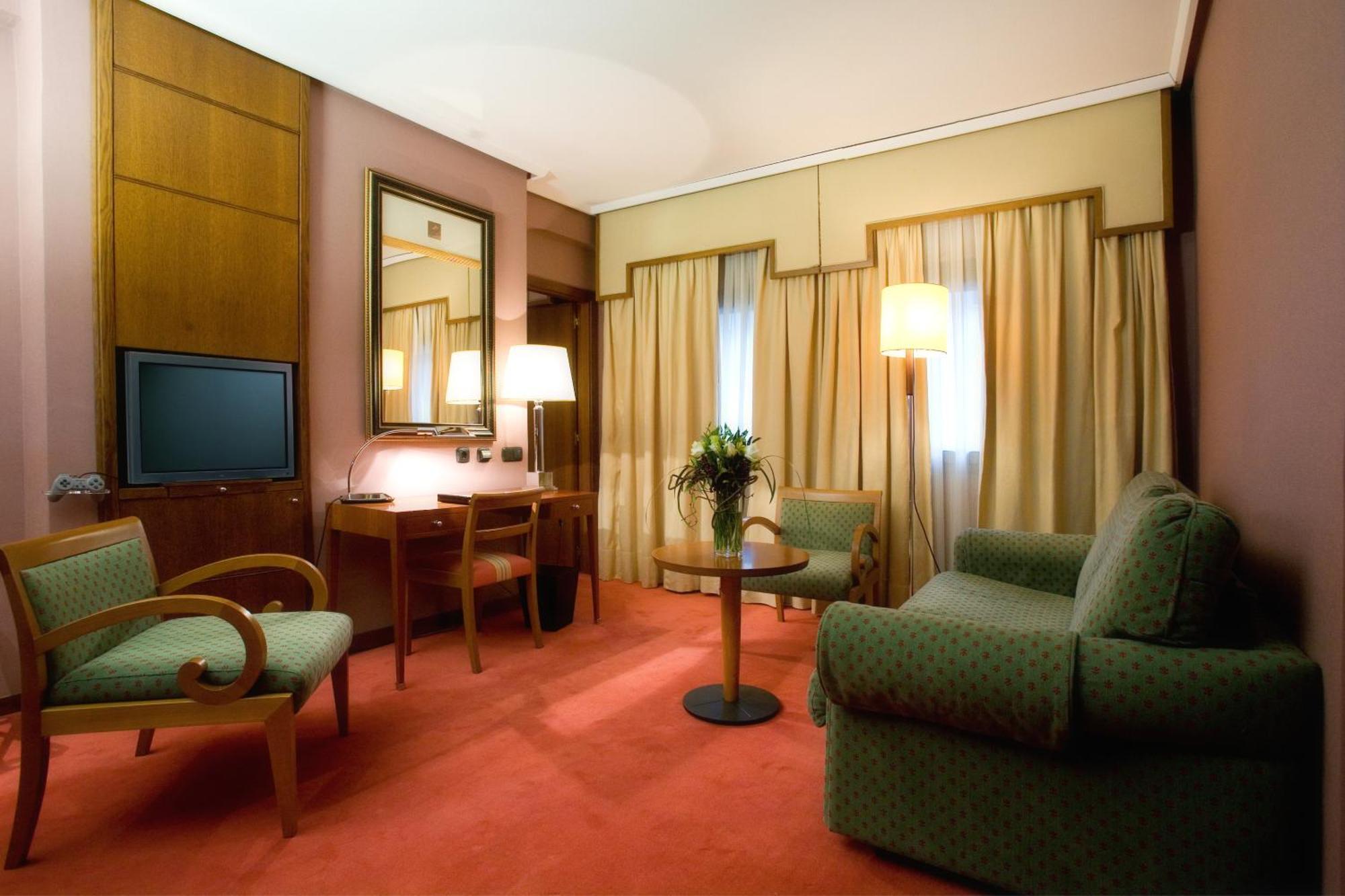 Hotel Palafox Zaragoza Eksteriør bilde A suite at the Hotel Excelsior