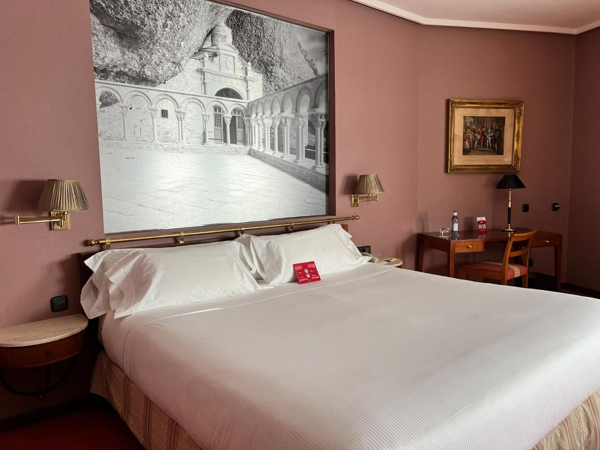 Hotel Palafox Zaragoza Eksteriør bilde A room at the hotel