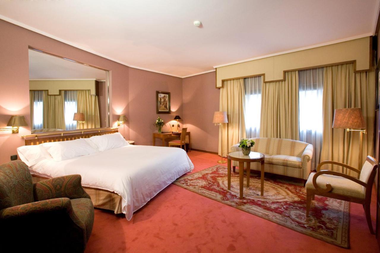 Hotel Palafox Zaragoza Eksteriør bilde A room at the hotel
